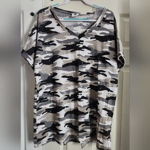 NWT "Like Love" 2xl camo tshirt with paint specks